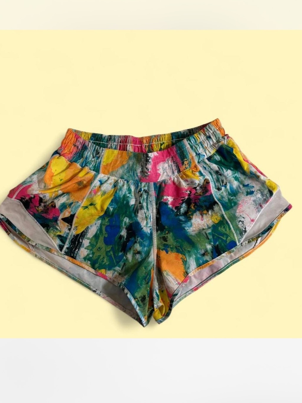 Lululemon Hotty Hot Low-Rise Lined Shorts 2.5" no limits white multi